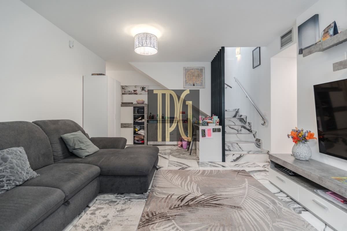 3 makuuhuone Kattohuoneisto myytävänä paikassa Arona - 395 000 € (Ref: 9560937)