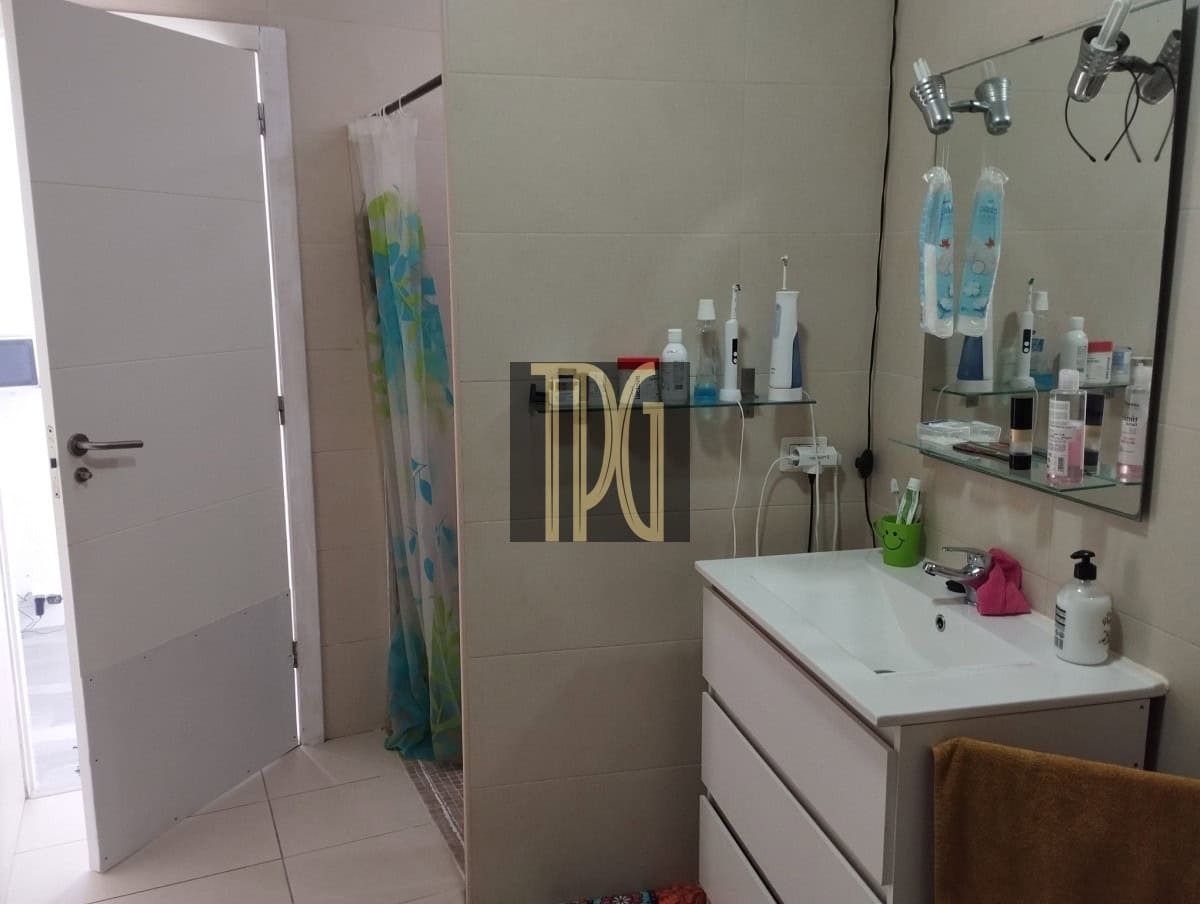 2 bedroom Apartment for sale in Los Cristianos - € 260,000 (Ref: 9627256)