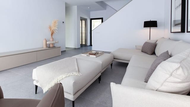 Chalet de 4 habitaciones en Guardamar del Segura en venta con piscina garaje - 704.480 € (Ref: 6680971)