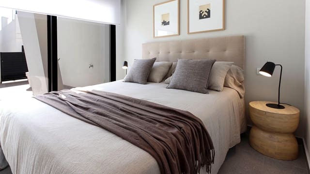 Chalet de 4 habitaciones en Guardamar del Segura en venta con piscina garaje - 704.480 € (Ref: 6680971)