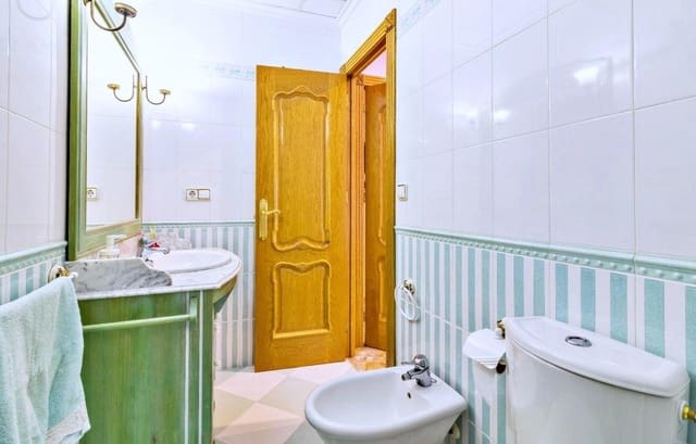 4 bedroom Townhouse for sale in Elche / Elx with garage - € 365,000 (Ref: 8576412)