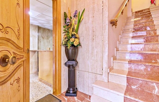 4 bedroom Townhouse for sale in Elche / Elx with garage - € 365,000 (Ref: 8576412)