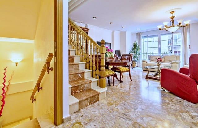 4 bedroom Townhouse for sale in Elche / Elx with garage - € 365,000 (Ref: 8576412)