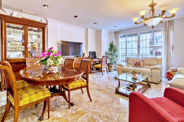 4 bedroom Townhouse for sale in Elche / Elx with garage - € 365,000 (Ref: 8576412)