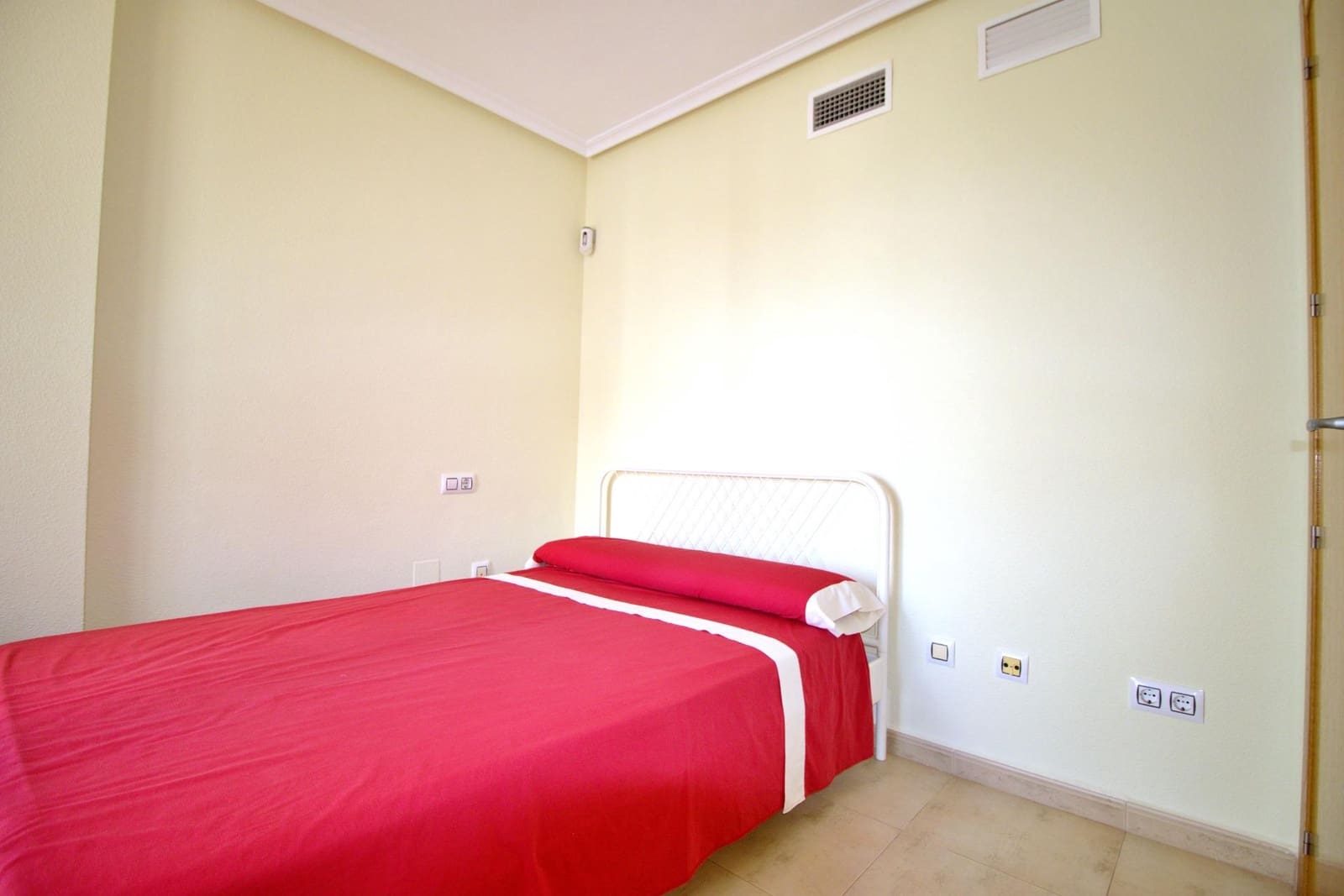 3 soveværelse Rækkehus til salg i Guardamar del Segura med swimmingpool garage - € 278.000 (Ref: 8623551)