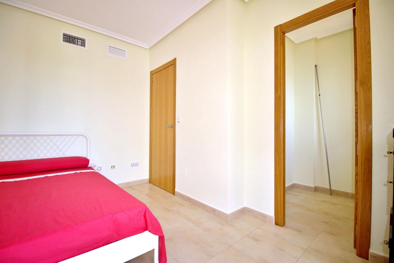 3 soveværelse Rækkehus til salg i Guardamar del Segura med swimmingpool garage - € 278.000 (Ref: 8623551)