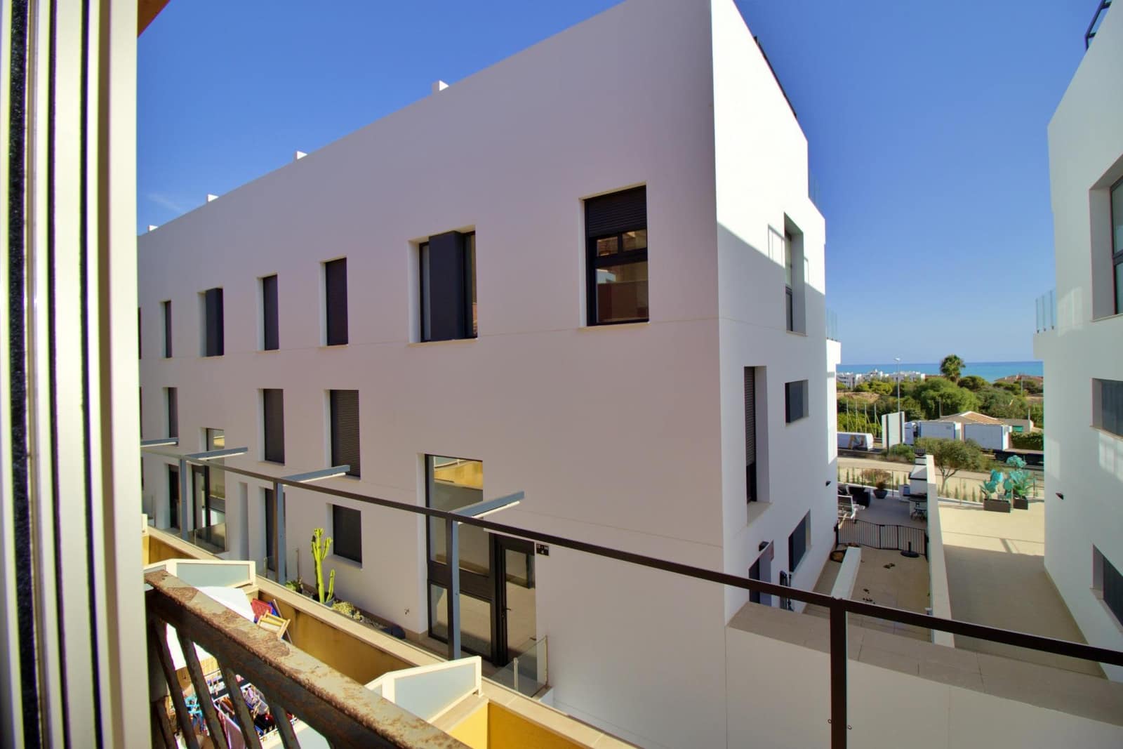 3 soveværelse Rækkehus til salg i Guardamar del Segura med swimmingpool garage - € 278.000 (Ref: 8623551)