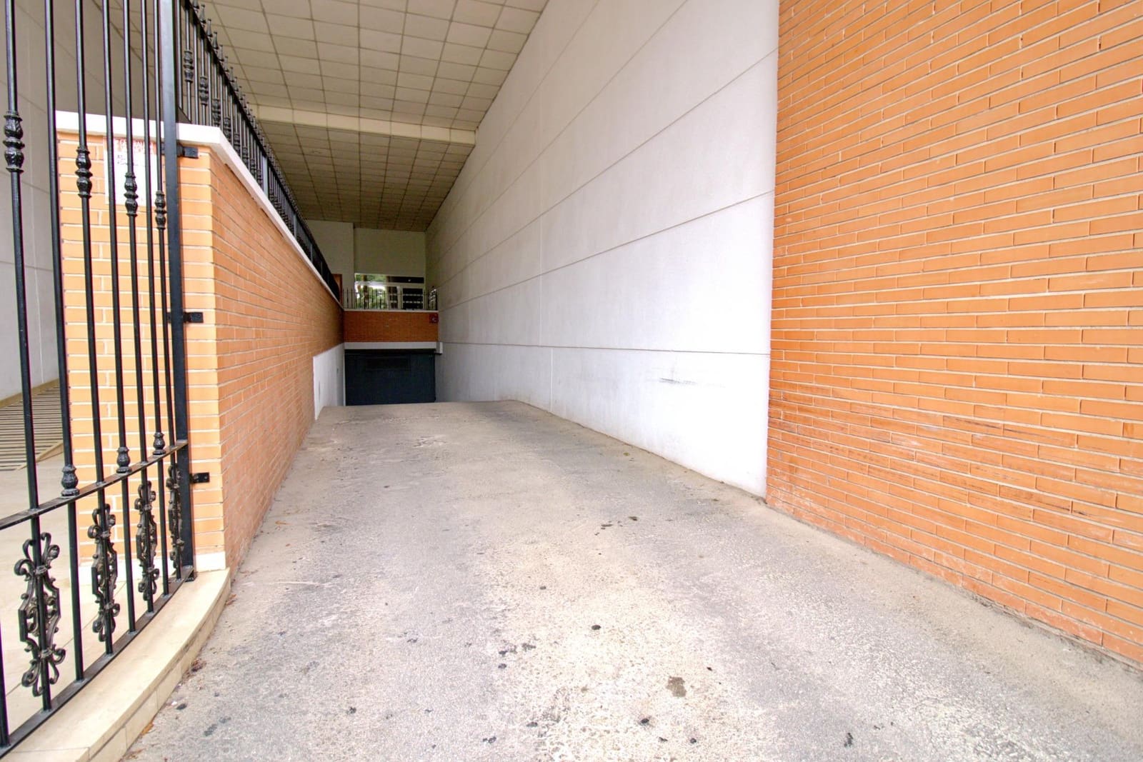 Garage for sale in Elche / Elx - € 14,000 (Ref: 8857132)