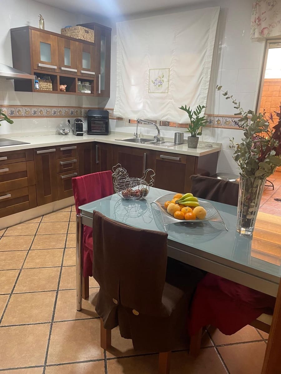 3 soverom Rekkehus til salgs i Elche / Elx med svømmebasseng garasje - € 445 000 (Ref: 9312861)