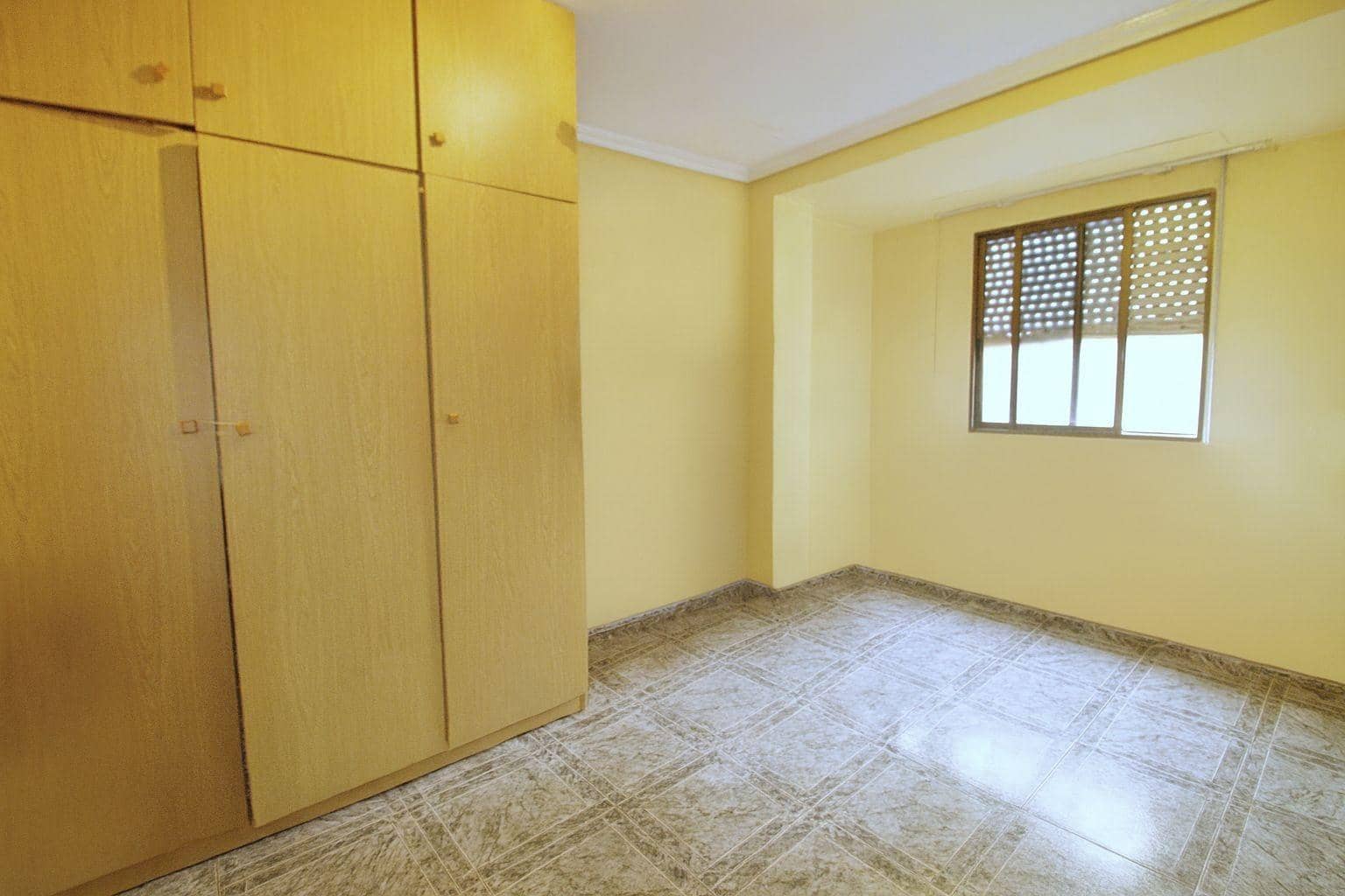 4 bedroom Flat for sale in Elche / Elx with garage - € 179,000 (Ref: 9403384)