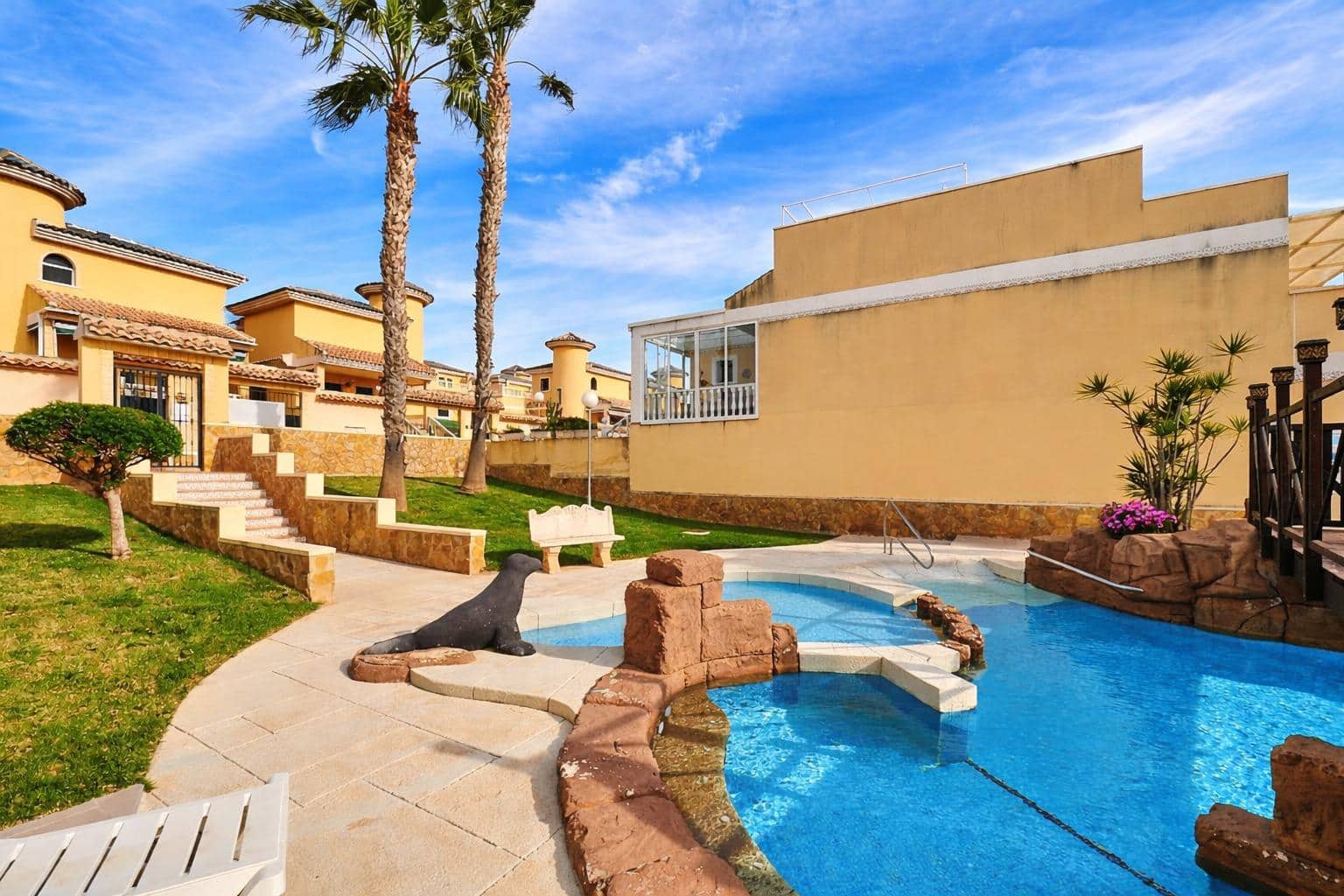 5 bedroom Terraced Villa for sale in Algorfa with pool garage - € 295,000 (Ref: 9701627)