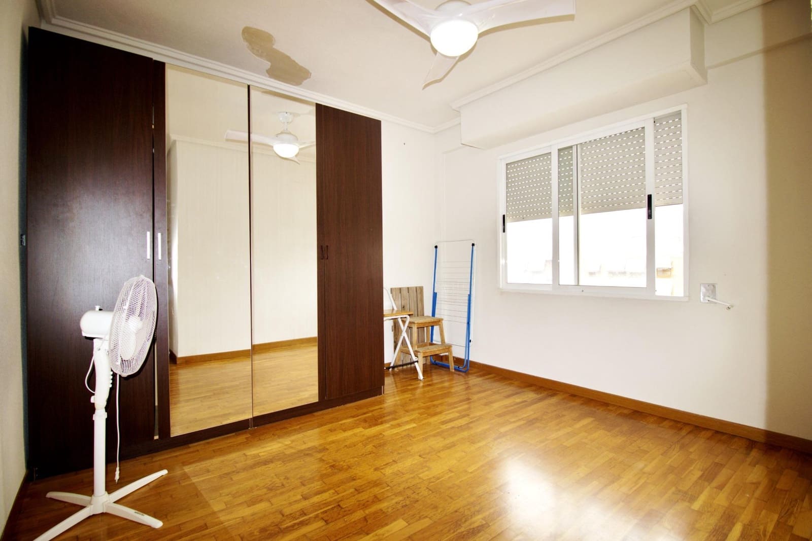 Piso de 4 habitaciones en Elche / Elx en venta - 130.000 € (Ref: 9896345)