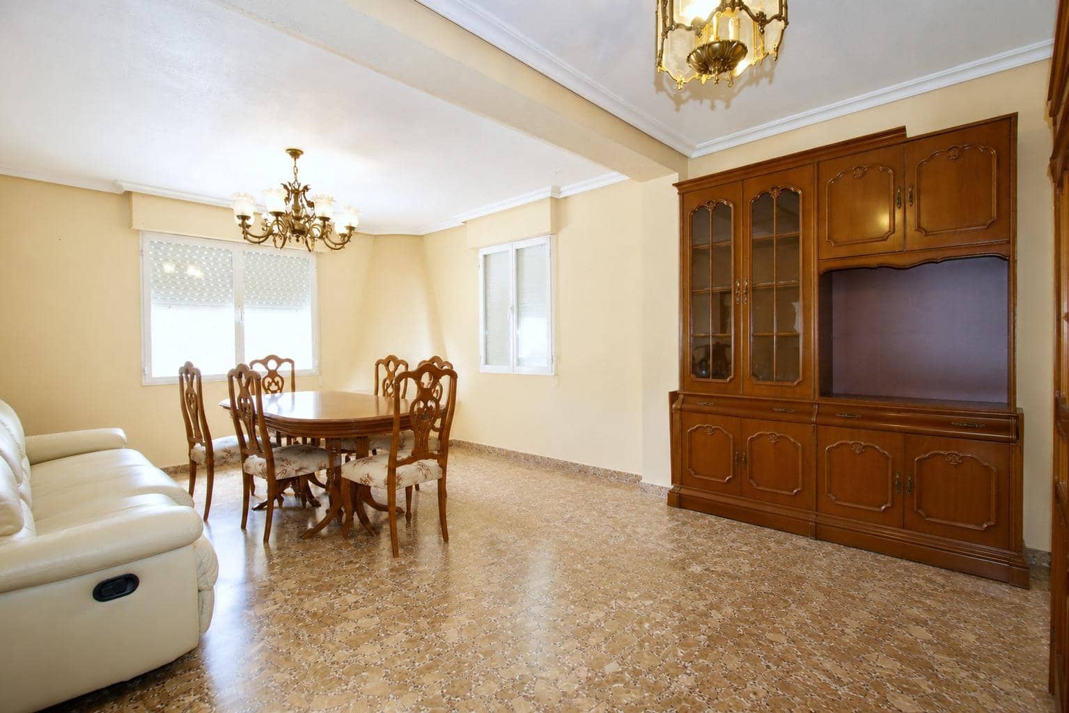 4 bedroom Villa for sale in Matola with garage - € 320,000 (Ref: 9896346)