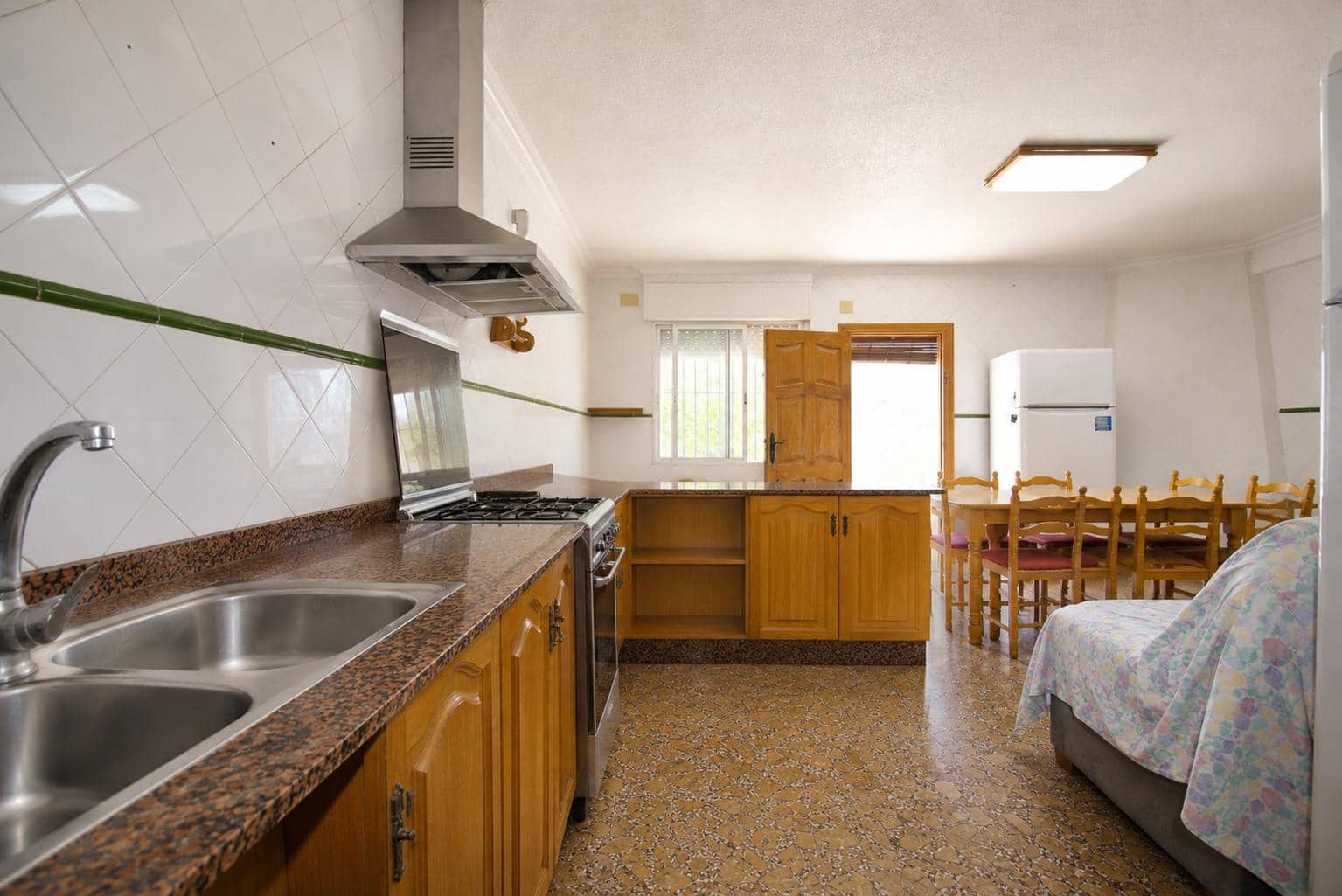 4 bedroom Villa for sale in Matola with garage - € 320,000 (Ref: 9896346)