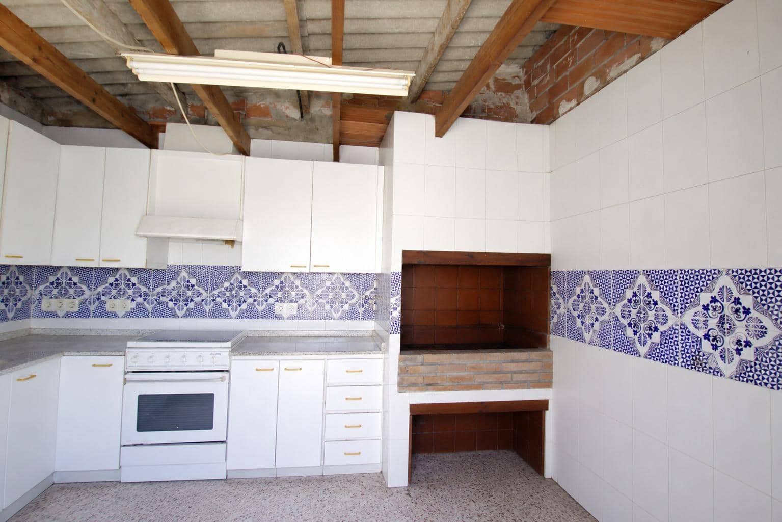 4 bedroom Villa for sale in Matola with garage - € 320,000 (Ref: 9896346)