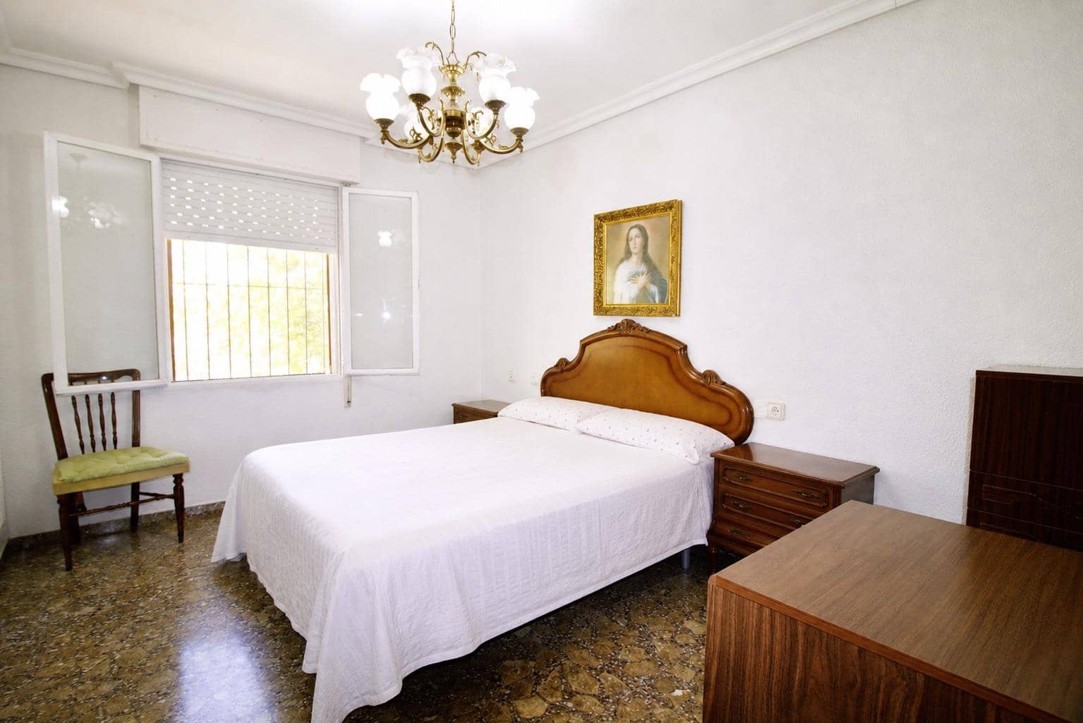 4 bedroom Villa for sale in Matola with garage - € 320,000 (Ref: 9896346)