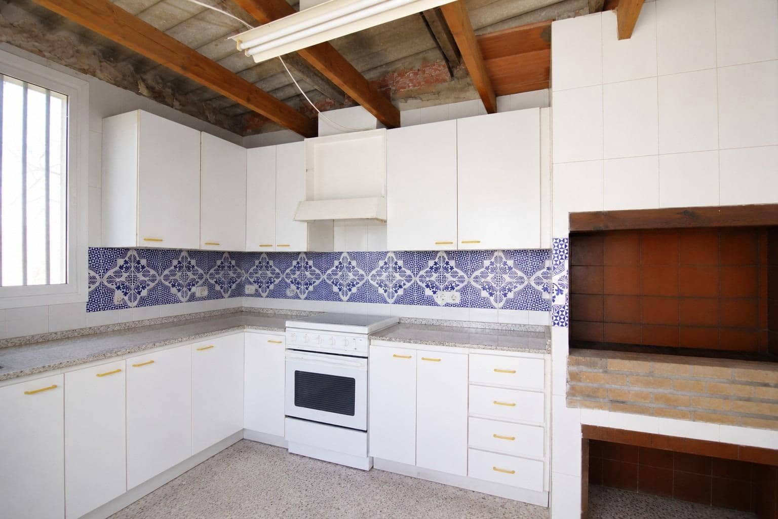 4 bedroom Villa for sale in Matola with garage - € 320,000 (Ref: 9896346)