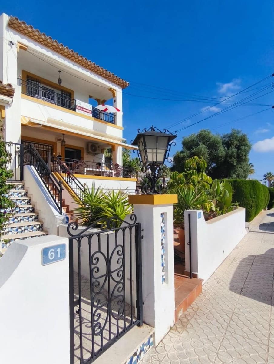 Bungalow de 2 habitaciones en Orihuela Costa en venta con piscina - 189.000 € (Ref: 9945715)