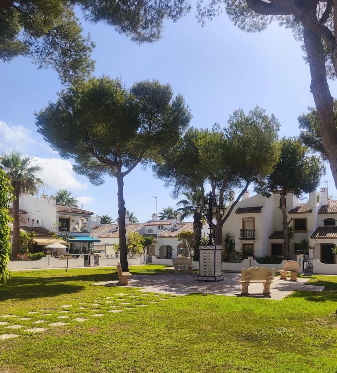 Bungalow de 2 habitaciones en Orihuela Costa en venta con piscina - 189.000 € (Ref: 9945715)