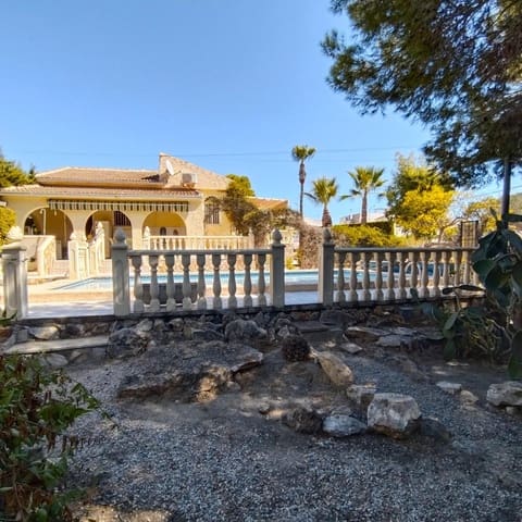 4 slaapkamer Villa te koop in La Siesta, Torrevieja met zwembad garage - € 519.000 (Ref: 10081132)