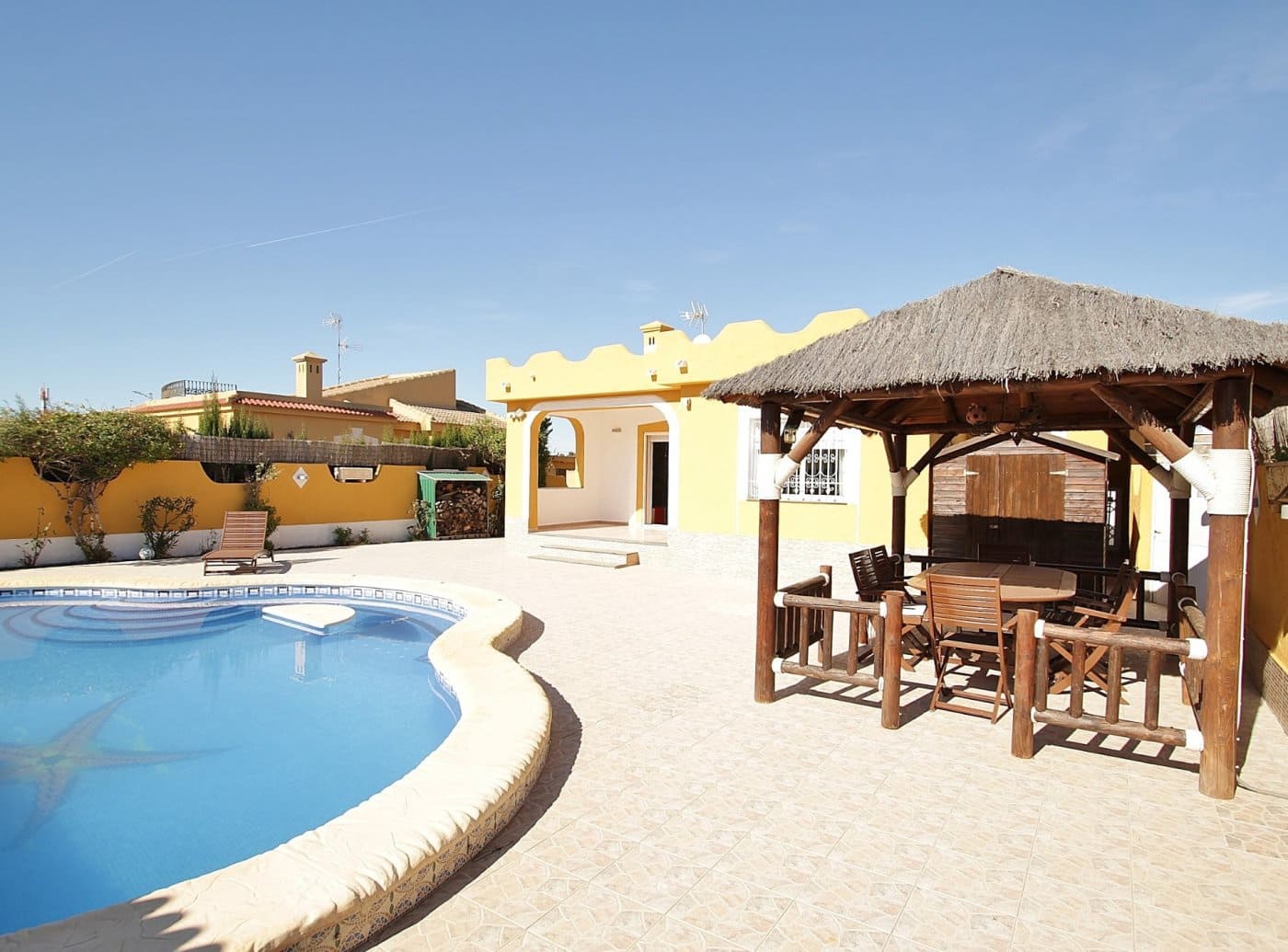 2 bedroom Villa for holiday rental in La Siesta with pool garage - € 1,960 (Ref: 6193699)