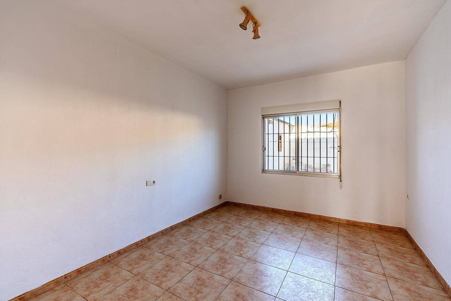 11 soveværelse Finca/Landehus til salg i Cortes de Baza med garage - € 120.000 (Ref: 8928906)