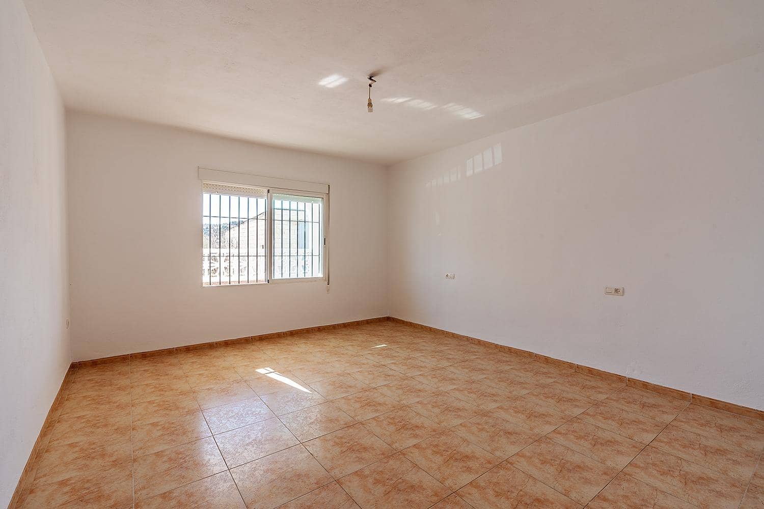 11 soveværelse Finca/Landehus til salg i Cortes de Baza med garage - € 120.000 (Ref: 8928906)