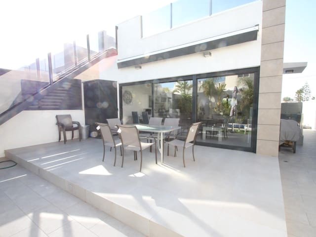 3 bedroom Villa for rent in La Siesta, Torrevieja with pool - € 2,500 (Ref: 8968578)