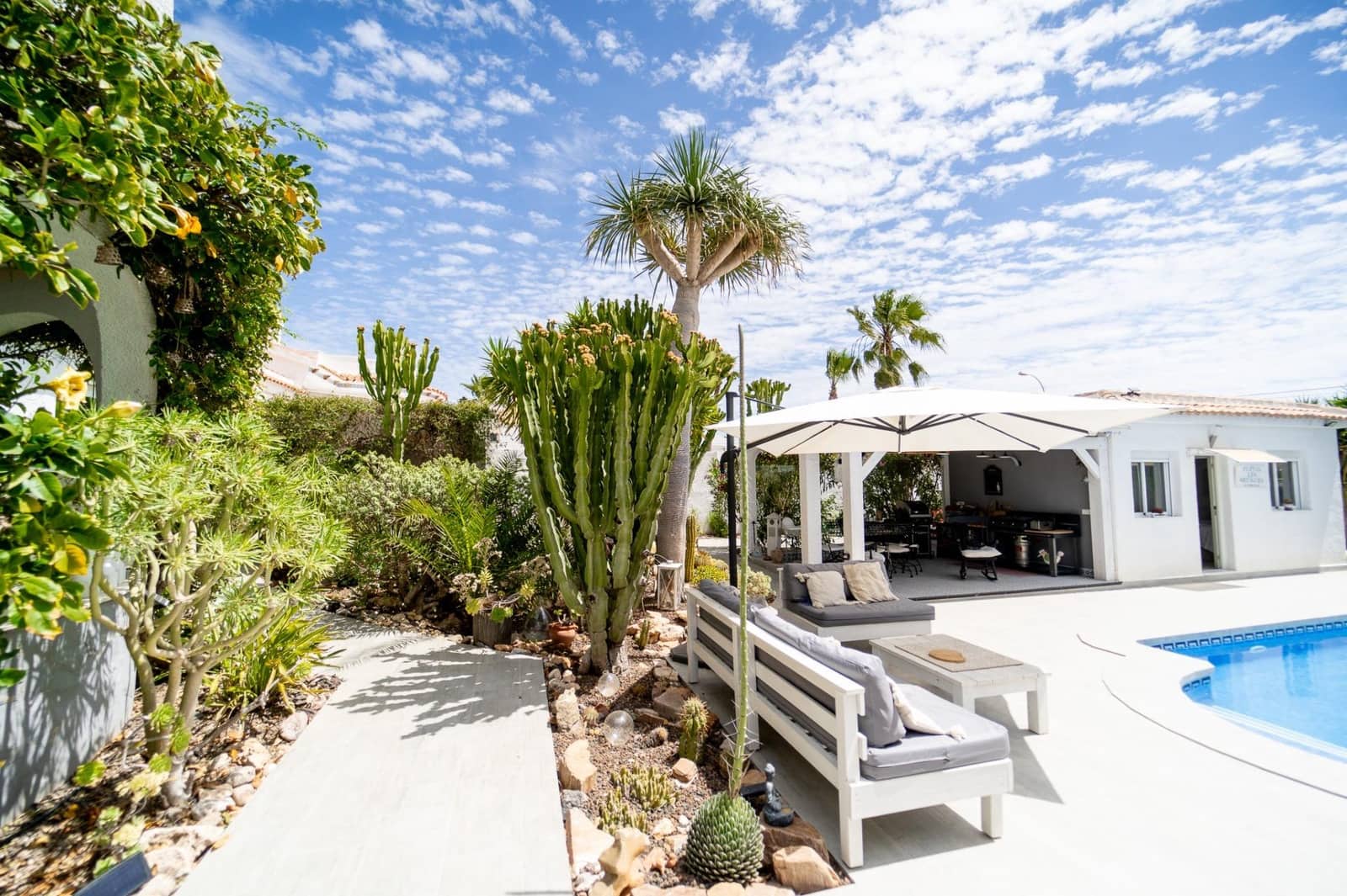 4 soveværelse Villa til salg i La Siesta med swimmingpool - € 495.000 (Ref: 8982551)