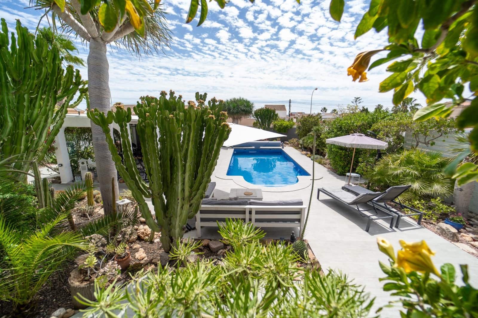 4 soveværelse Villa til salg i La Siesta med swimmingpool - € 495.000 (Ref: 8982551)