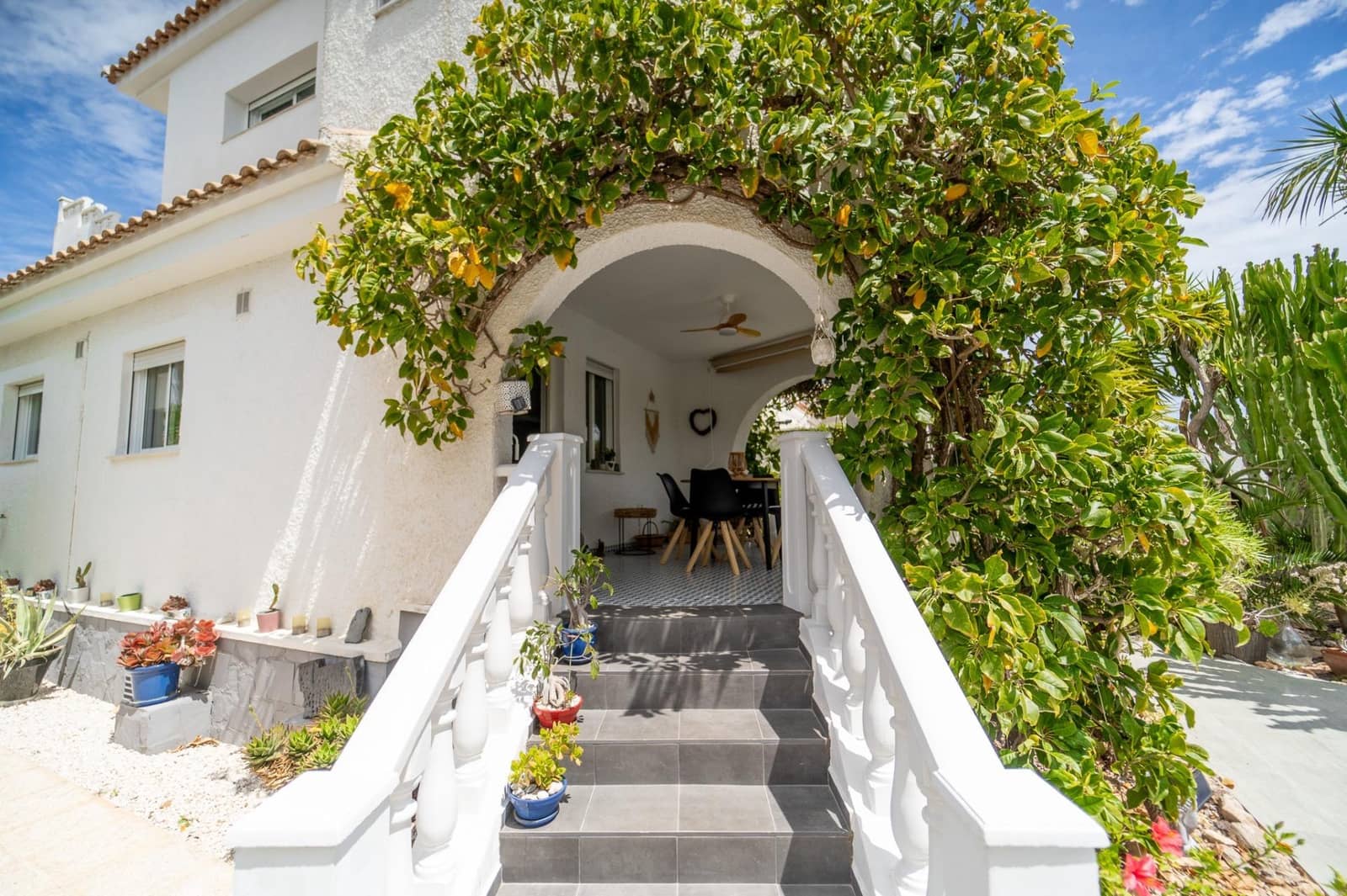 4 soveværelse Villa til salg i La Siesta med swimmingpool - € 495.000 (Ref: 8982551)