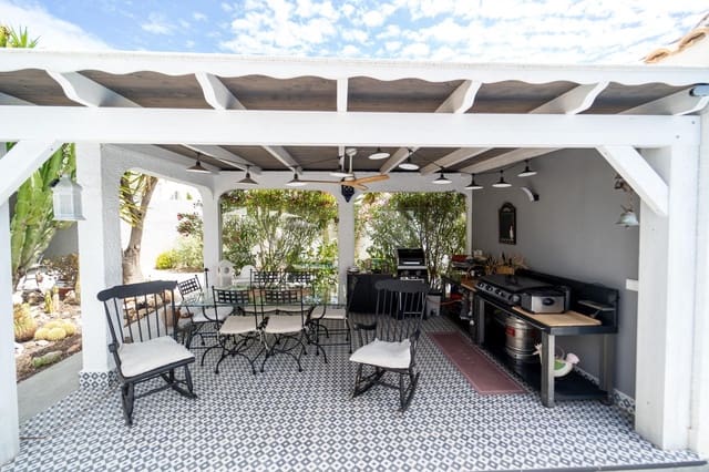 4 chambre Villa/Maison à vendre à La Siesta, Torrevieja avec piscine - 495 000 € (Ref: 8982551)