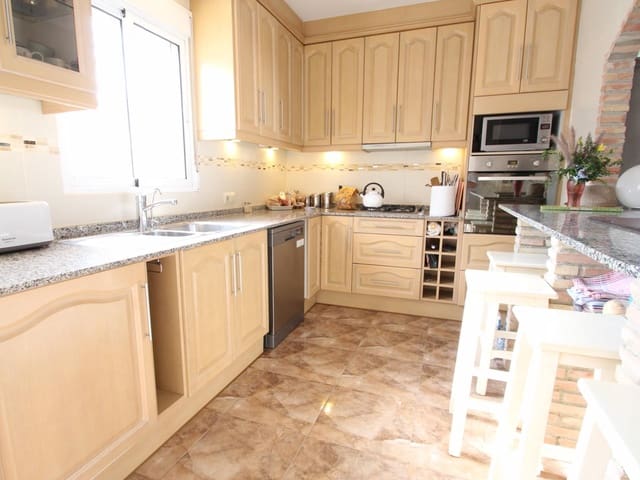 4 soverom Villa til salgs i La Siesta, Torrevieja med svømmebasseng garasje - € 389 900 (Ref: 9385487)