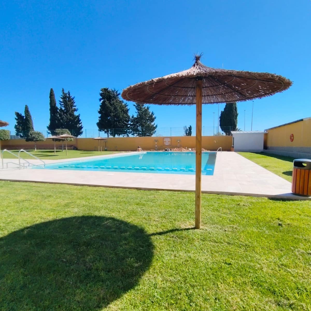 2 bedroom Bungalow for rent in Torrevieja with pool - € 900 (Ref: 9403289)