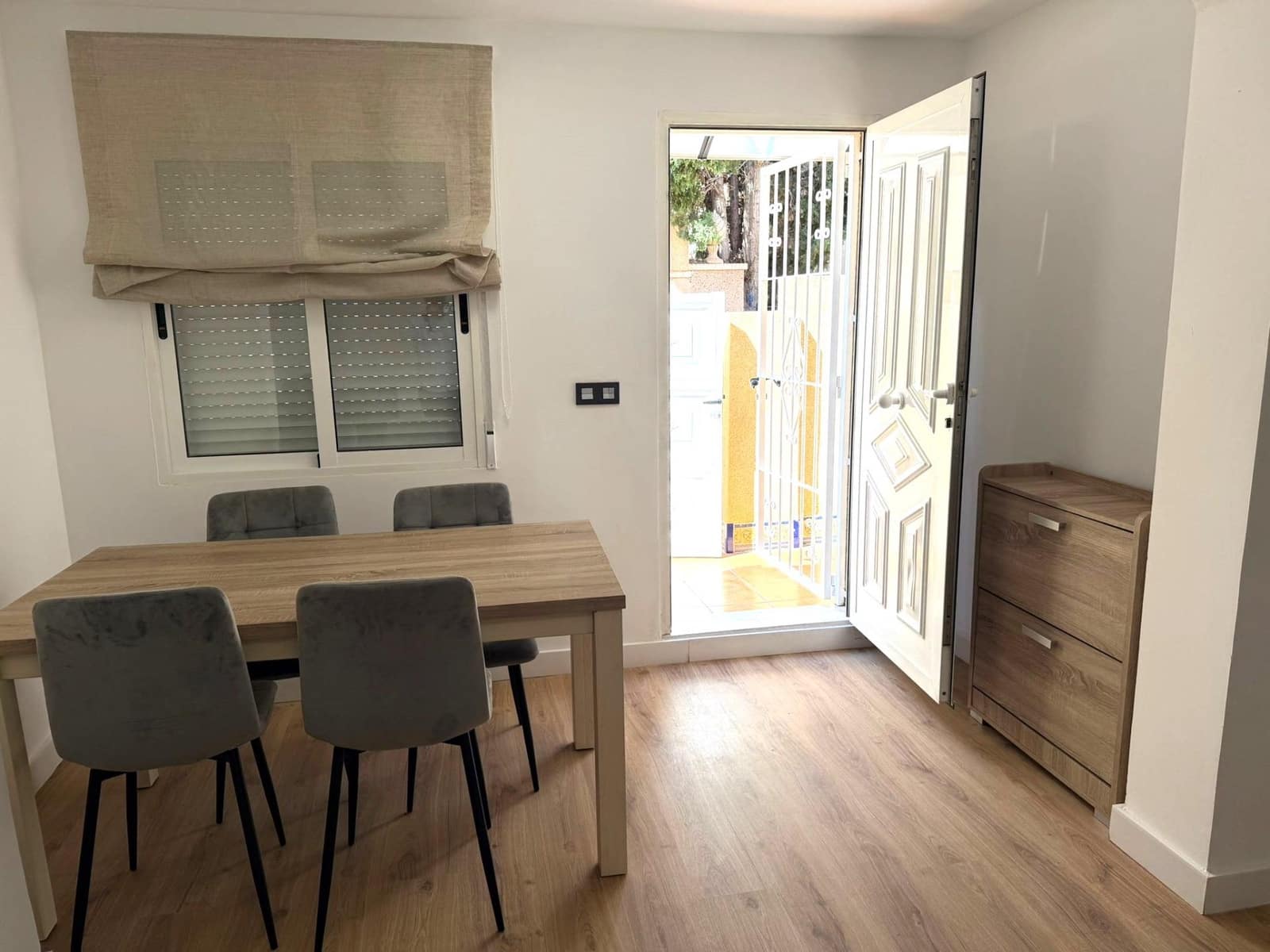 2 bedroom Bungalow for rent in Torrevieja with pool - € 900 (Ref: 9403289)