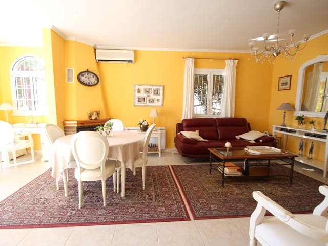 Chalet de 3 habitaciones en San Luis, Torrevieja en venta con piscina garaje - 349.900 € (Ref: 9419608)