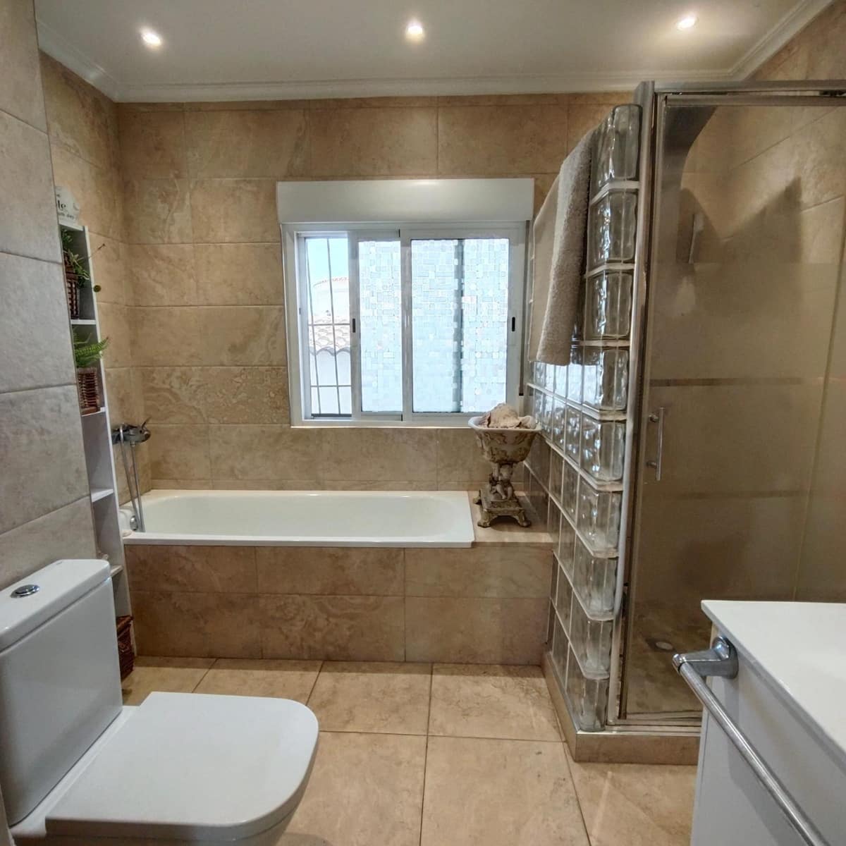 2 bedroom Villa for sale in Torrevieja with pool - € 299,900 (Ref: 9627810)