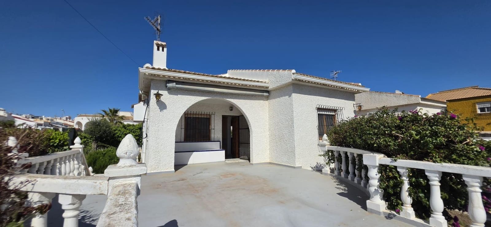 Chalet de 2 habitaciones en Torrevieja en venta con piscina garaje - 269.900 € (Ref: 9745319)