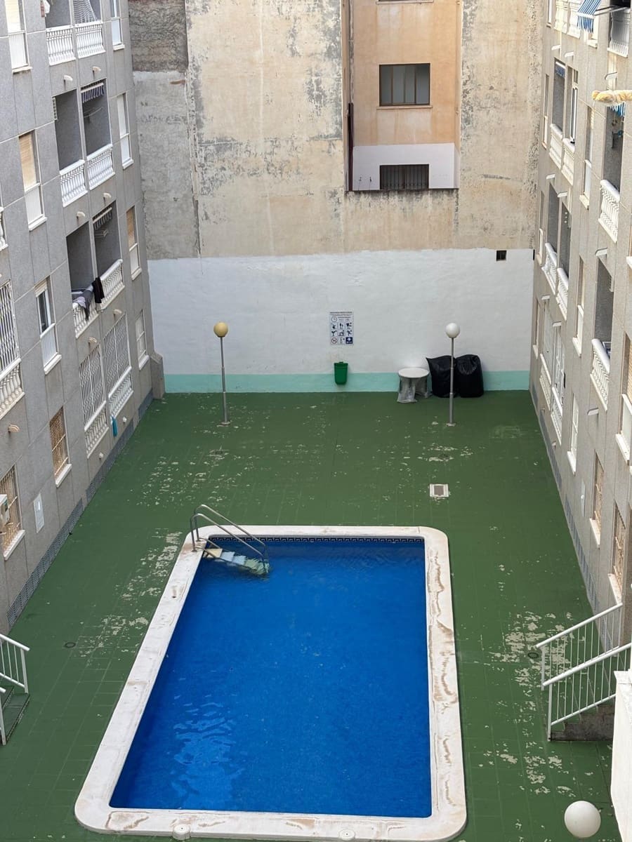 2 slaapkamer Appartement te huur in Torrevieja met zwembad - € 650 (Ref: 9794898)