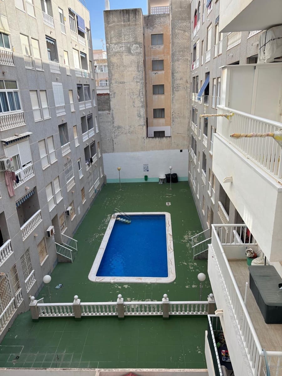 2 slaapkamer Appartement te huur in Torrevieja met zwembad - € 650 (Ref: 9794898)