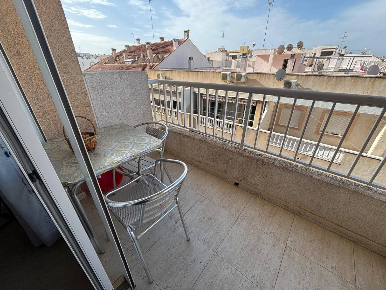 2 slaapkamer Appartement te huur in Torrevieja met zwembad - € 650 (Ref: 9794898)