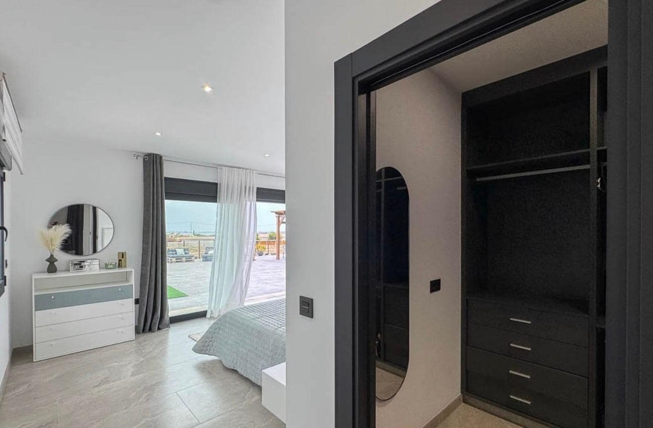4 quarto Moradia para venda em Los Montesinos com piscina - 1 300 000 € (Ref: 9865391)