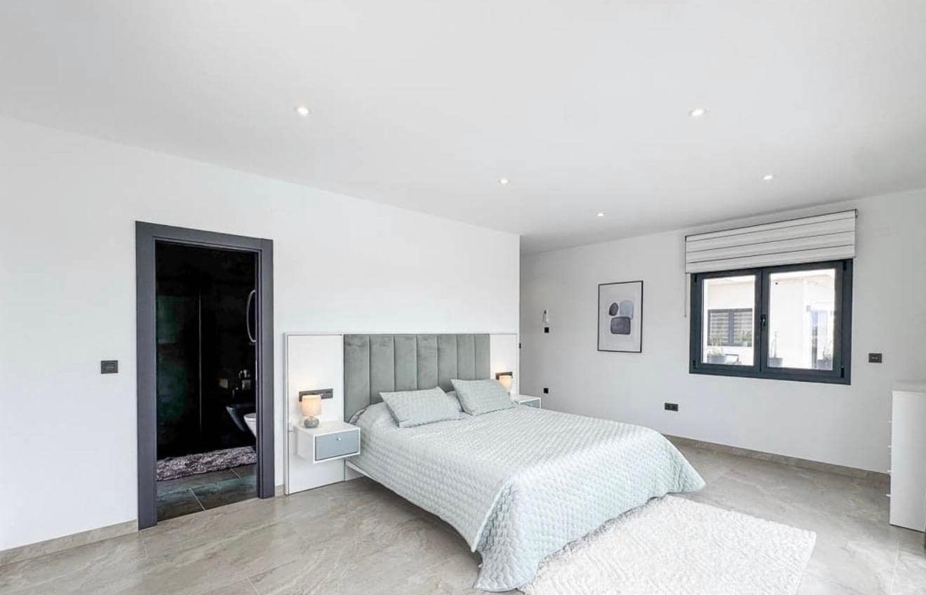 4 quarto Moradia para venda em Los Montesinos com piscina - 1 300 000 € (Ref: 9865391)