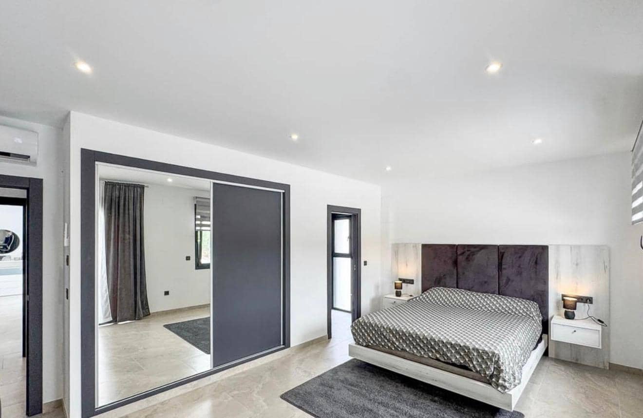 4 quarto Moradia para venda em Los Montesinos com piscina - 1 300 000 € (Ref: 9865391)