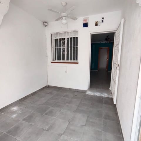 3 quarto Moradia em Banda para venda em La Siesta, Torrevieja com piscina - 164 900 € (Ref: 9903831)