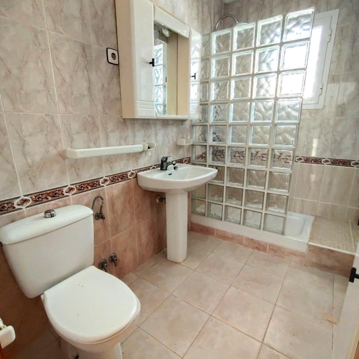 3 quarto Moradia em Banda para venda em La Siesta com piscina - 164 900 € (Ref: 9903831)