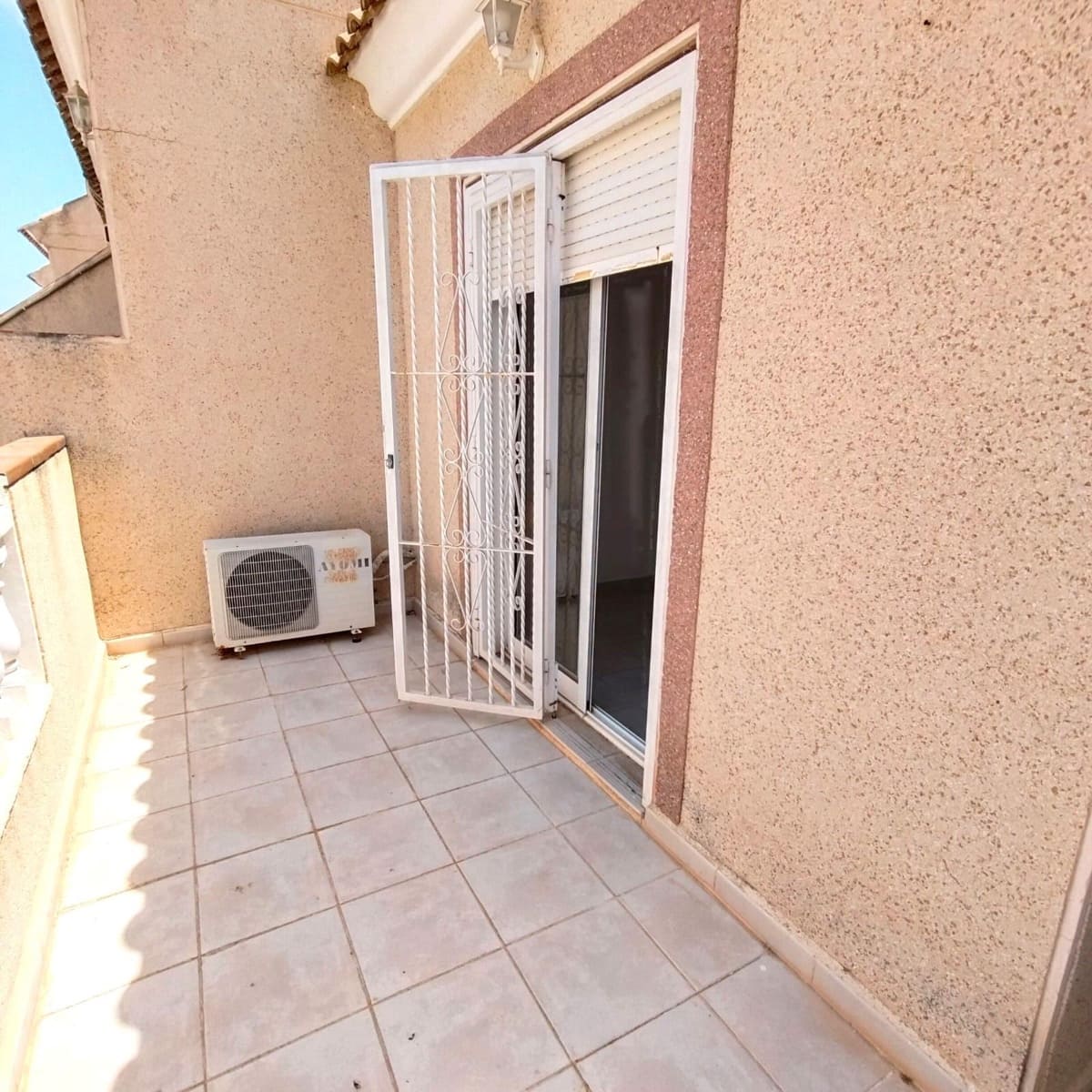 3 quarto Moradia em Banda para venda em La Siesta com piscina - 164 900 € (Ref: 9903831)