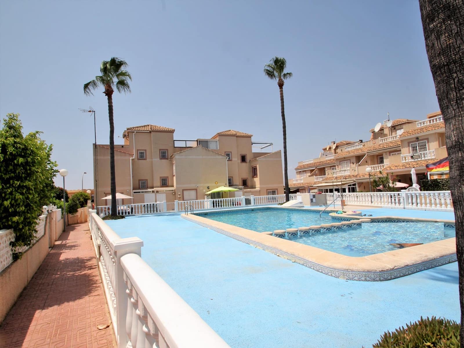 3 quarto Moradia em Banda para venda em La Siesta com piscina - 164 900 € (Ref: 9903831)