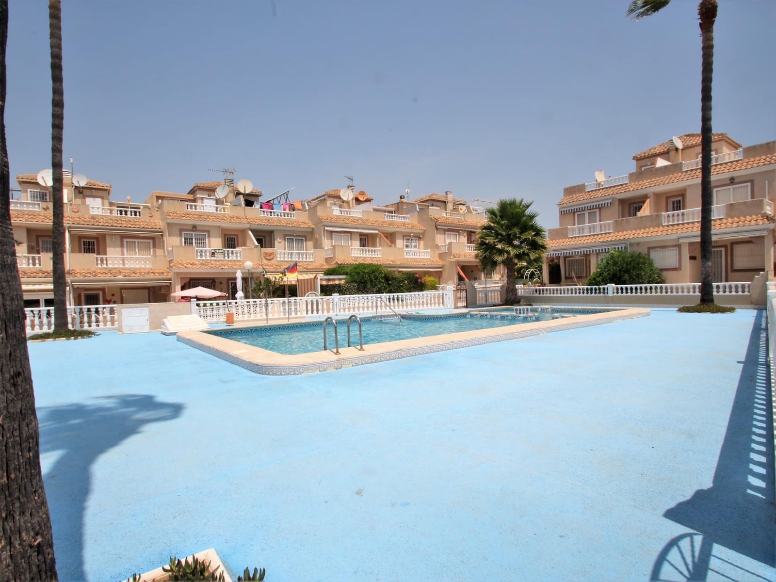 3 quarto Moradia em Banda para venda em La Siesta com piscina - 164 900 € (Ref: 9903831)
