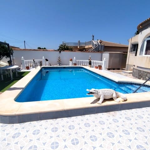5 slaapkamer Villa te koop in La Siesta, Torrevieja met zwembad garage - € 460.000 (Ref: 9994413)